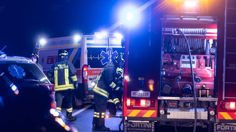 Genova, scontro tra un autobus e un camion. Un morto e 20 feriti, alcuni gravi