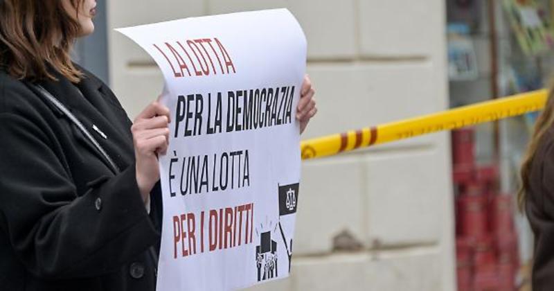 L’idea di democrazia è da qualche tempo messa in discussione. Non è intesa più come rapporto dialettico: al contrario, l’avversario politico è diventato un nemico