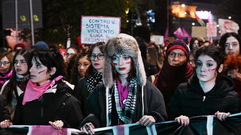 Picchiata, le rompe sette costole: 