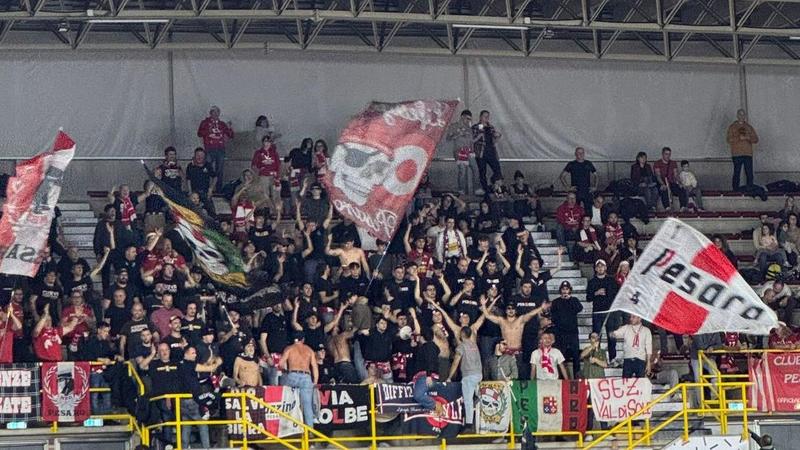 La carica dei tifosi per la volata della Vuelle: 