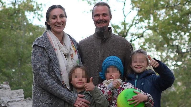 Famiglia nel bosco, la bronchite della figlia e lo scontro sui pediatri tra la mamma e gli assistenti sociali. Il papà a marzo dovrà lasciare la casa /