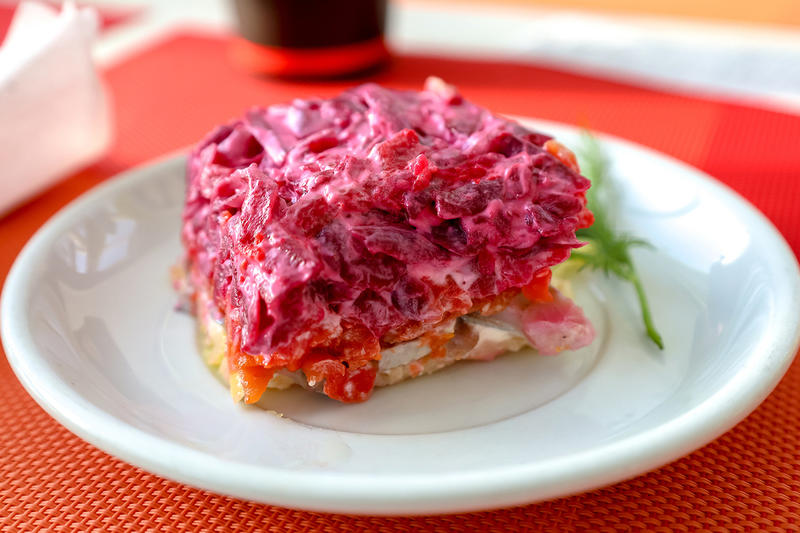 «Форма семейной тревоги»: названы неожиданные новогодние блюда, к которым никто не прикасается