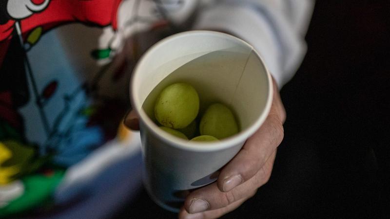 Silvester | Rote Unterwäsche, Koffertragen, Traubenschlucken: 7 verrückte Bräuche zu Silvester