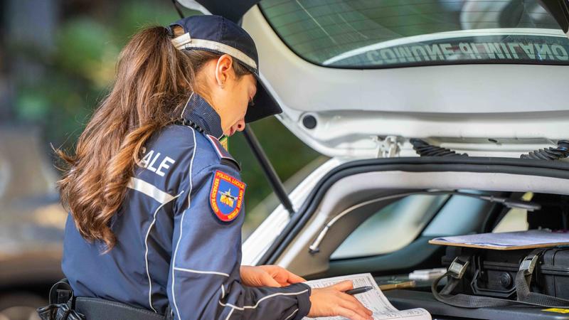 Ladro gli ruba il portafoglio mentre i vigili gli fanno la multa