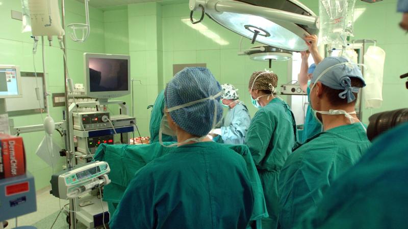 Mangia troppe lenticchie e rischia di morire, operato d’urgenza per l’esofago lacerato