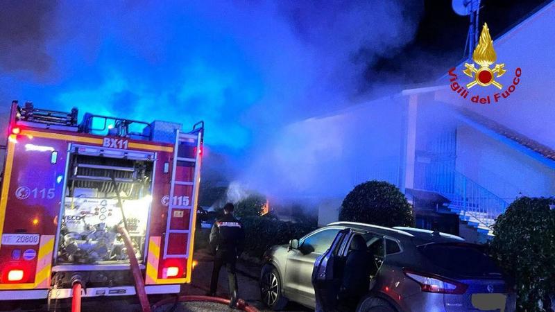 Incendio a Mordano, fiamme e paura in un garage: un uomo intossicato