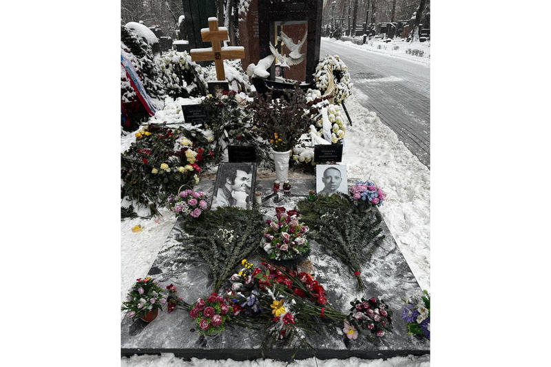 После похорон Алентовой тут же привязались к могиле Чуриковой