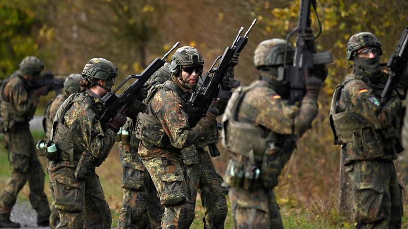 Germania, il caso dei paracadutisti del 26mo reggimento di Zweibruecken. “Estremisti di destra, antisemiti, drogati e sessisti”