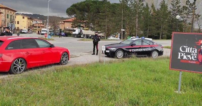 Sfonda a martellate il parabrezza dell'auto del datore di lavoro e ruba l'incasso delle feste di Natale del ristorante: denunciata