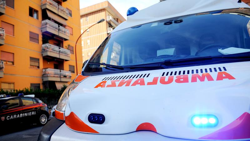 Si schianta con l’auto contro un albero: morto un 52enne