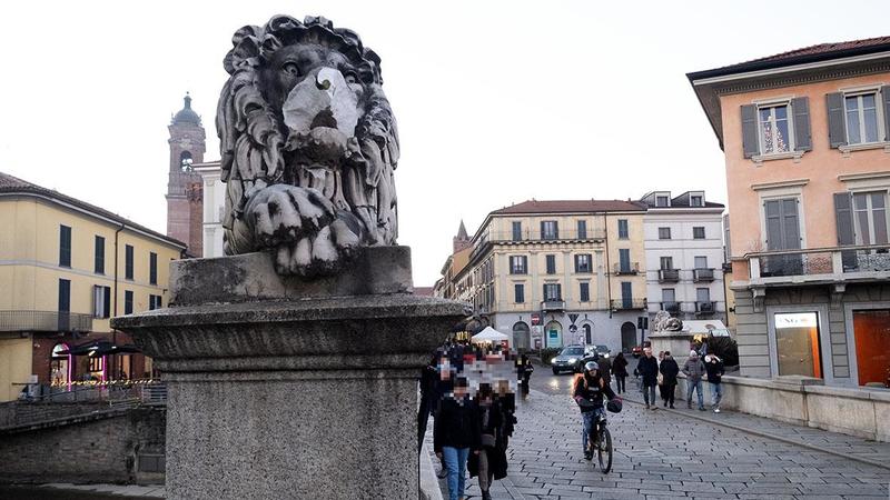 Monza, vandalizzato uno dei leoni del ponte simbolo della città