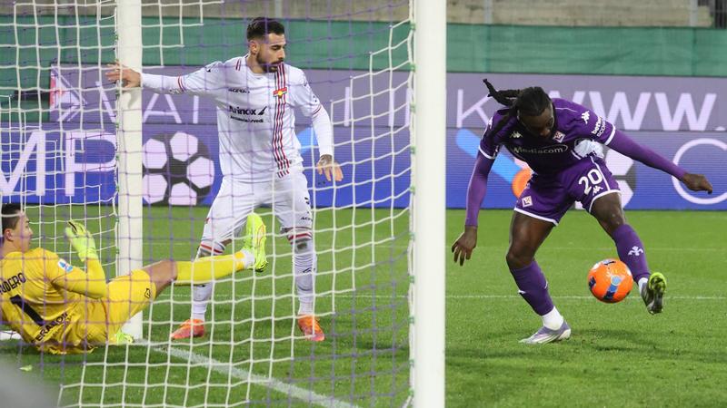 Fiorentina all’ultimo respiro, Kean (85 minuti in panchina) entra e segna: Cremonese ko, la Viola torna a sperare