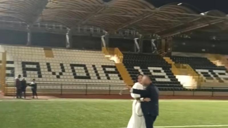 Torre Annunziata, gli sposi entrano alla chetichellaÂ nello stadio per le foto: infuria la polemica