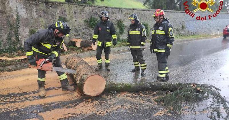 Orvieto, il maltempo manda in tilt le strade. I vigili del fuoco soccorrono anche un'ambulanza