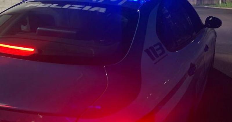 Terni, violenta aggressione in piazza San Francesco, poi spacca gli arredi in Questura. Ecco cosa è successo