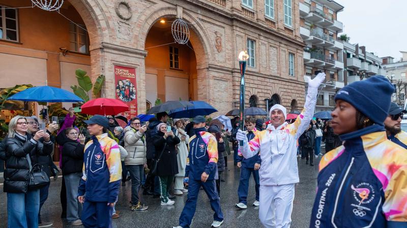 La fiamma accende Macerata e Civitanova, tedofori scortati dalla folla