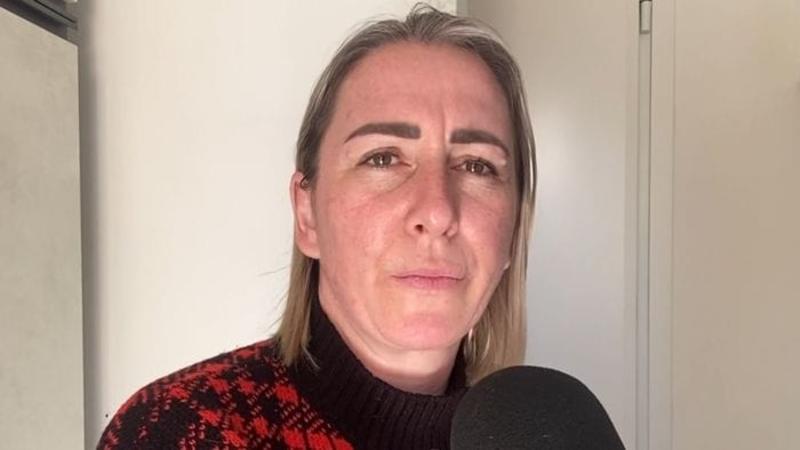 «Accoltellata da mio marito geloso. E ora rischio di restare senza lavoro»