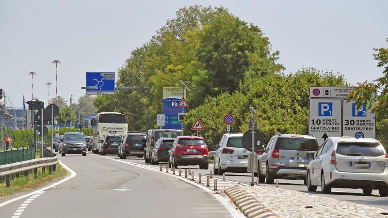 Orio al Serio e la sosta selvaggia vicino all’aeroporto durante le feste: fioccano multe