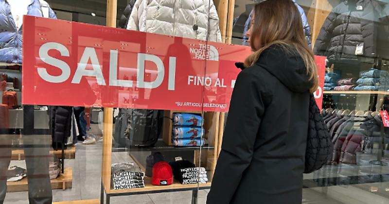 Partenza a rilento per i saldi: debutto senza grandi affari nei negozi. Tra le cause gli sconti anticipati