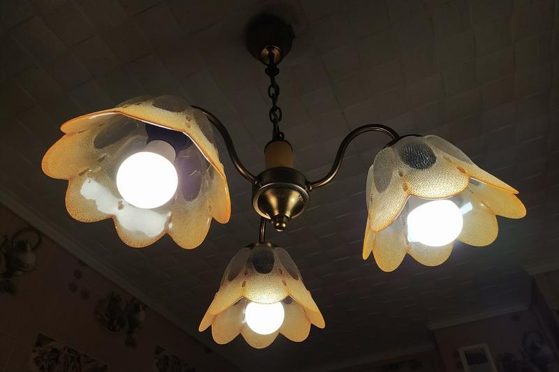 «Трусы на потолке — деньги в дом»: зачем женщины перед Новым годом вешают нижнее белье на люстру