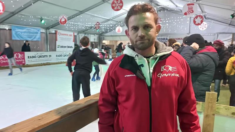 Caccia i giovani molesti dalla pista di ghiaccio, il gestore pestato dai genitori: “Hanno iniziato a picchiarmi senza dire nulla”