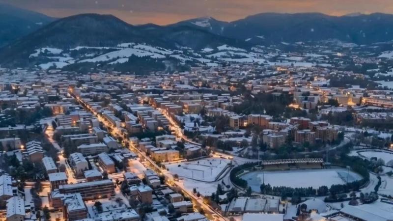 Neve abbondante a Fabriano e sui monti: alberi caduti e disagi. Allerta per la Befana