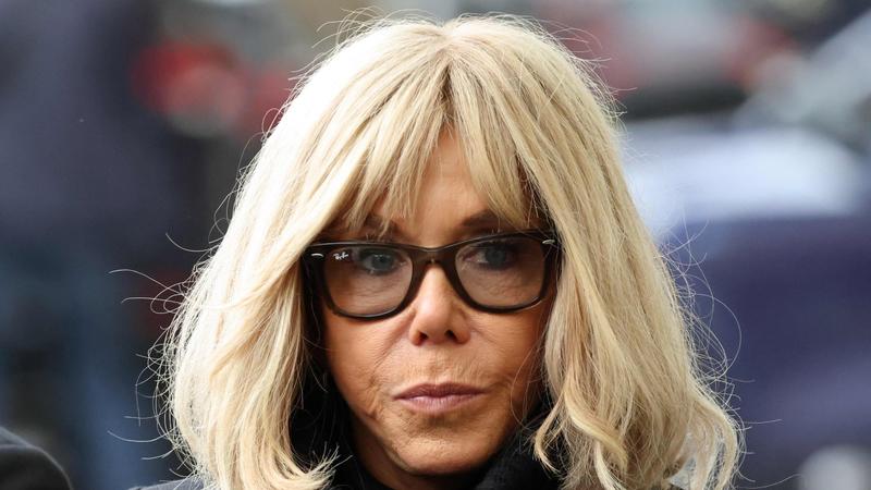 Dissero che Brigitte Macron è nata uomo, 10 molestatori condannati in Francia: «Fino a 8 mesi di carcere»