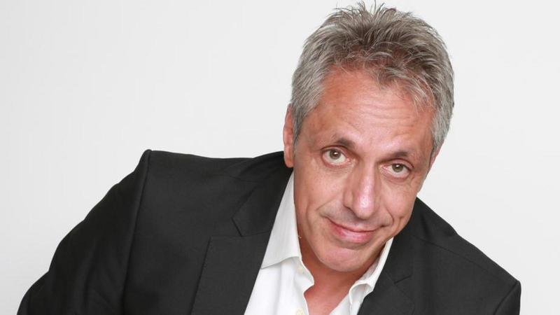 Max Pisu sul palco insieme al figlio: “Metto in scena la vita di provincia. Tarcisio? Orgoglioso del mio personaggio che viene dagli oratori”