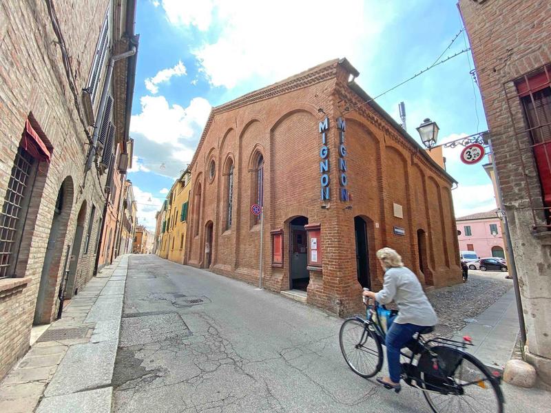 Da chiesa a cinema a luci rosse, il Mignon di Ferrara in vendita a 650mila euro