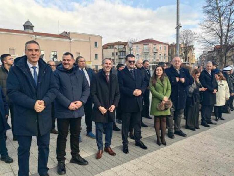 Сливенското духовенството освещава бойните знамена на площад 