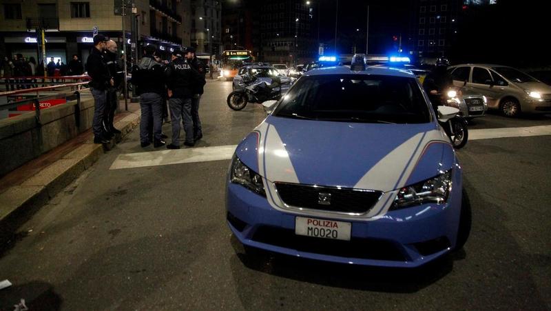 Milano, sferra due coltellate col taglierino a un poliziotto e lo ferisce al petto e alla spalla: per bloccarlo gli sparano a una gamba