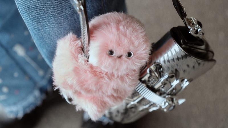 Mirumi, il robot da borsetta che ti guarda e ti “coccola”: dopo i Labubu, la moda scopre la tecnologia emotiva