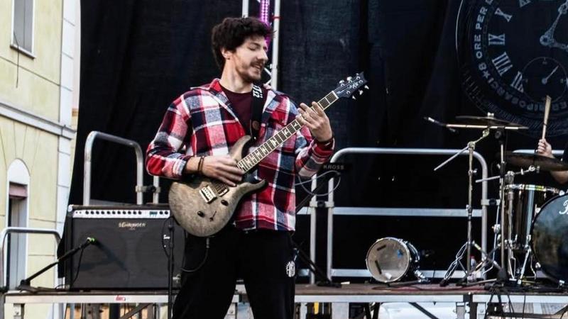 L’amore per la musica, il volley e il lavoro del padre: il ricordo di 'Ambro' /