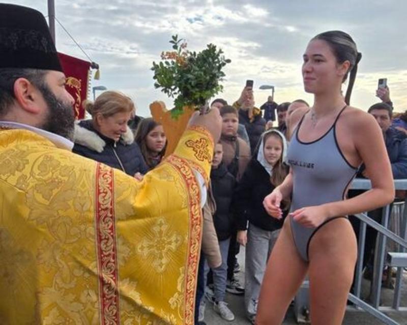 Смелата Даяна Янчева извади Светия кръст на Богоявление в Ахтопол