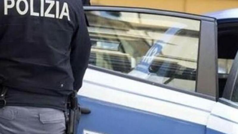 Nascondeva la droga nel tettuccio dellâautoe spacciava dal finestrino: 22enne arrestato