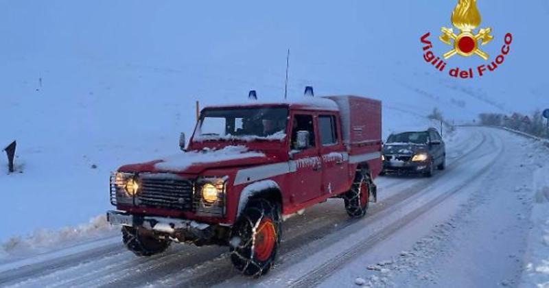 Maltempo in Umbria, strade innevate e automobilisti in difficoltà: raffica di interventi dei vigili del fuoco