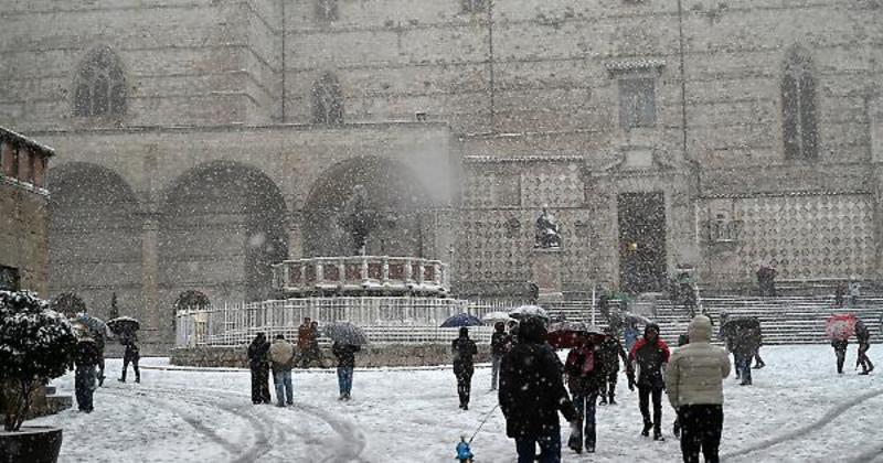 La neve imbianca Perugia e il centro storico regala scenari da favola: le foto più belle