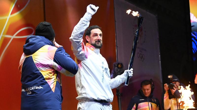 La fiamma olimpica arriva a Bologna, il tedoforo Marco Belinelli: “Emozionato e felice”