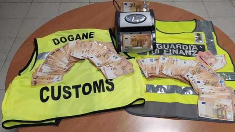 Capodichino e i corrieridel denaro sporco: nel 2025 scoperti oltre 5 milioni di euro non dichiarati