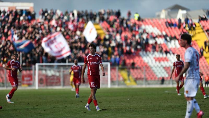 Mercato: l’Ancona ha già l’accordo con la Samb, si limano i dettagli per il trasferimento del laterale d’attacco. Per Di Battista che arriva, c’è Meola in partenza. Il gioiellino dorico richiesto anche in serie A