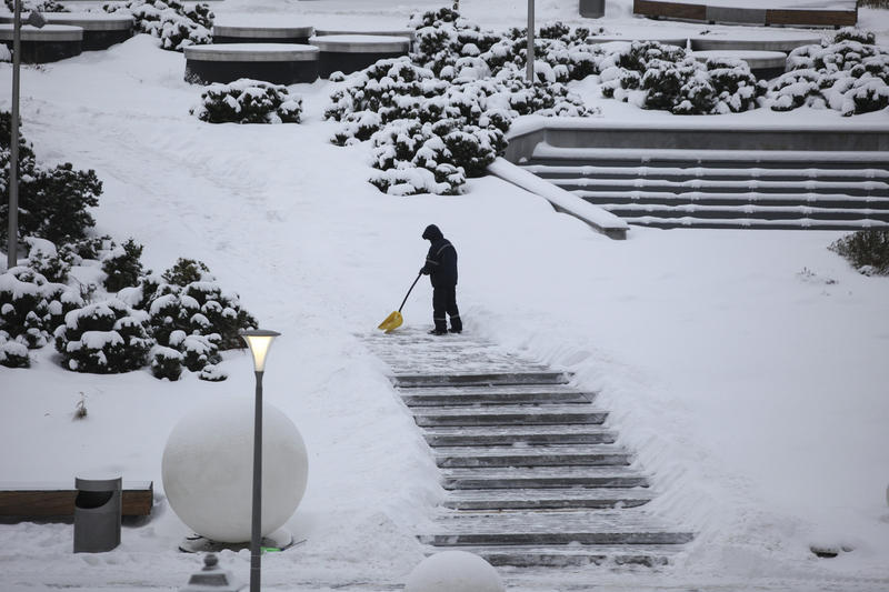 Европу парализовало снегом — а у нас зима как по заказу