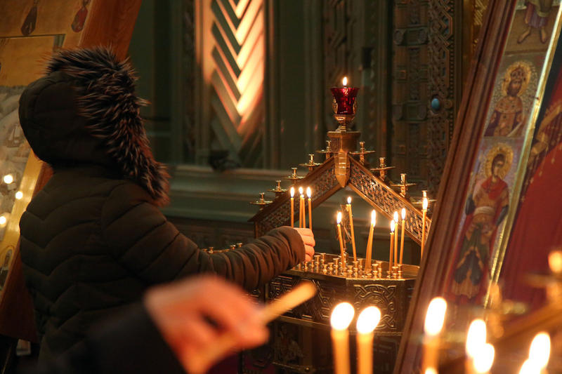 «Церковная свеча — малая жертва Богу»: Отец Антоний объяснил, как правильно ставить свечи в храме