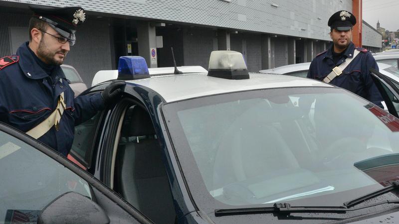 Como, aggredisce e minaccia con un coltello un disabile per rapinarlo