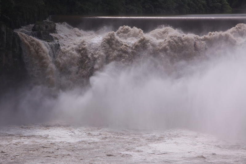 Rezension: „Fluch(t). Die Sintflut heißt Westen“ von Lukas Meisner