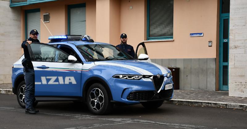 Insulti, spintoni e sputi verso i poliziotti. Poi hashish e marjuana trovati in auto: arrestato 42enne