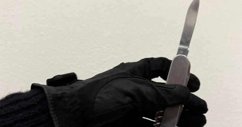 Aggredisce un uomo con un coltello e lo minaccia di morte: denunciato 49enne