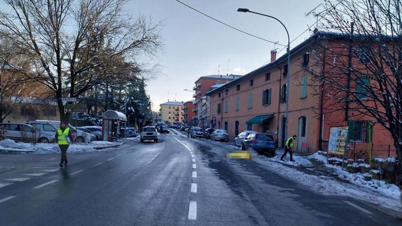 Investita e uccisa mentre attraversa la strada