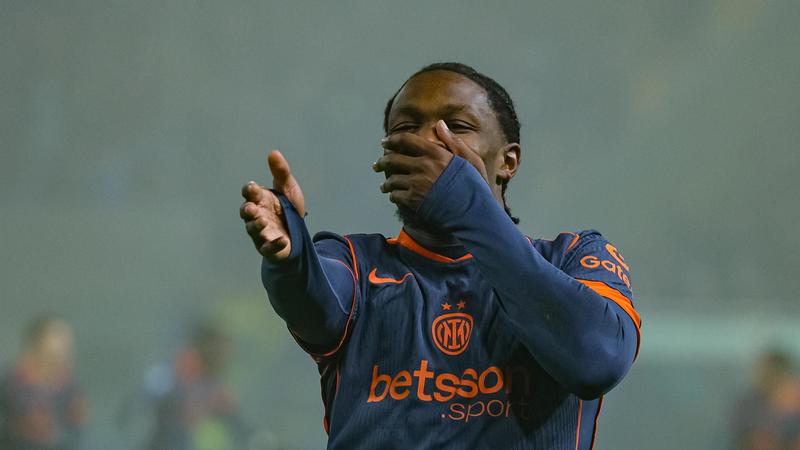 L’Inter non si perde nella nebbia di Parma: Dimarco e Thuram fanno volare i nerazzurri a +4 su Milan e Napoli /