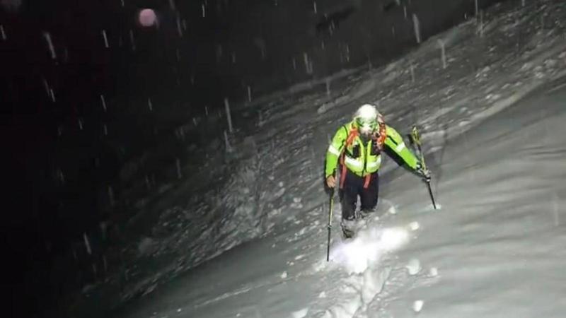 Nella tempesta di neve e su un sentiero chiuso, i soccorritori: “Abbiamo rischiato la vita per salvarlo”. Multato