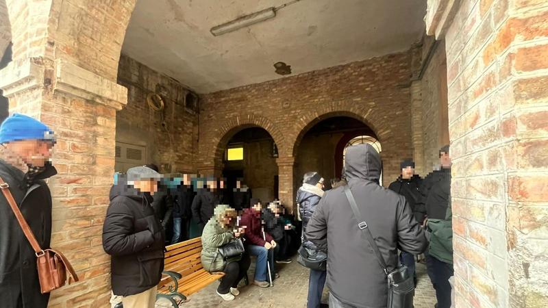 In fila al gelo per avere i farmaci all’ex Crass. “Una mattinata di caos”